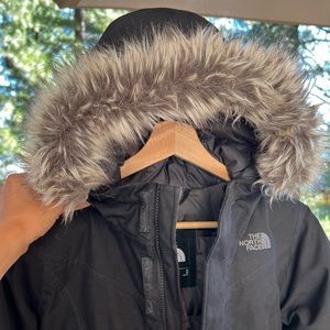 Girls Northface hooded down 550 parka size M detachable faux fur 10-12yrs